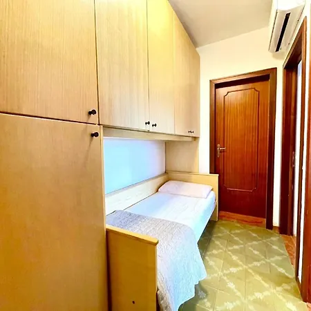 Inviting By The Apartment *